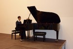 Foto von David Paul beim Klavierspiel als musikalische Einlage. - Wird in einem neuen Fenster geffnet